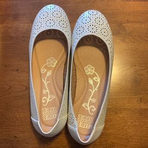 Women’s flat casual shoe. Color is white, new condition.